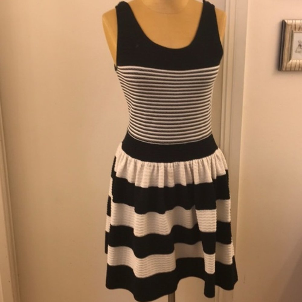 🎱 Awesome Black & White Striped Scoop Neck Sleeveless Knit Dress - M